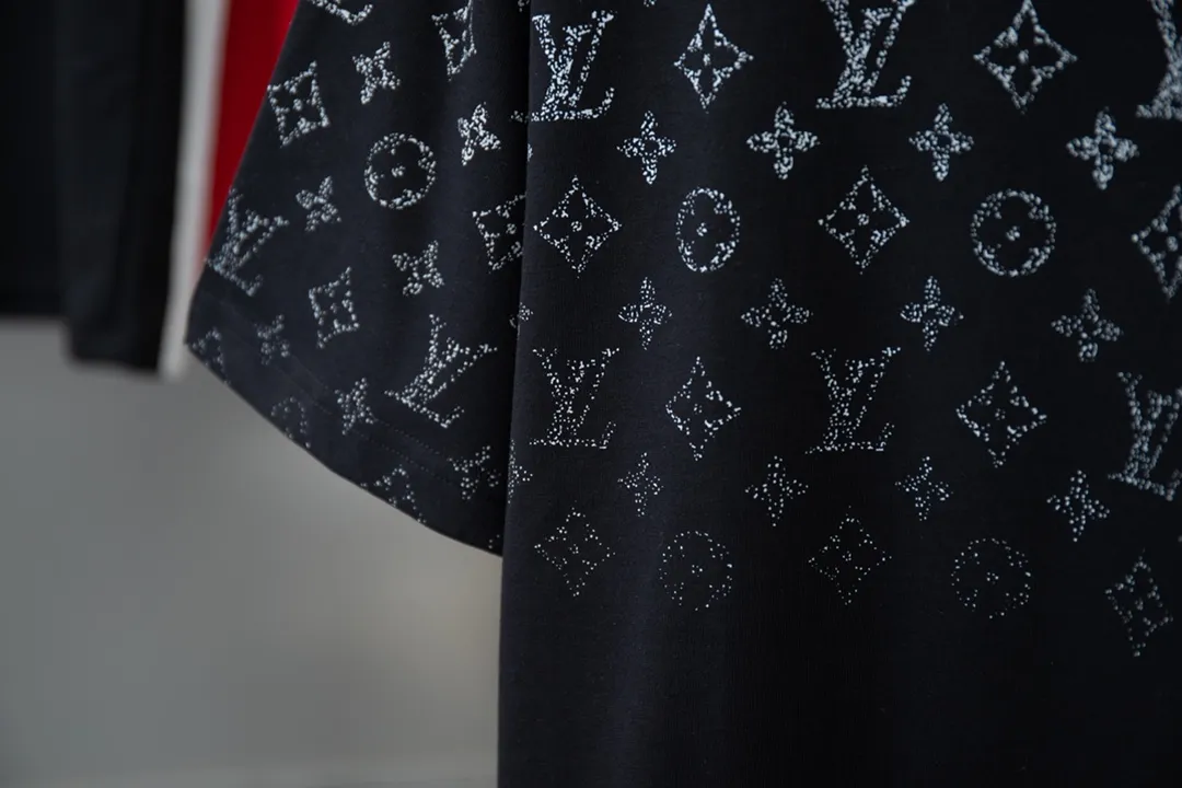 🅿️180 High-quality Lv 2025 early spring new model, MONOGRAM presbyopic gradient short-sleeved T-shirt, using digital printing technology to render pixel light and shadow for the Monogram gradient pattern, and its silk-screen texture and knitting effect complement each other. Synchronized with the official website, pure cotton fabrics at the counter! Comfortable against the skin, durable and easy to wear, meticulous original craftsmanship, custom-made 260g vat-dyed fabric, very comfortable to the touch, latest brick cabinet synchronization, OS off-shoulder version, fashionable and individual, super versatile and good-looking, very suitable for both men and women, must-have style, hang tag, collar label, washed wheat, complete with three labels S M L XL